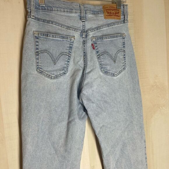 Levi’s high rise mom jeans light wash distressed, size 27 - Picture 14 of 16